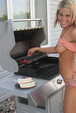 Melissa Midwest Loves Her Hotdogs  02