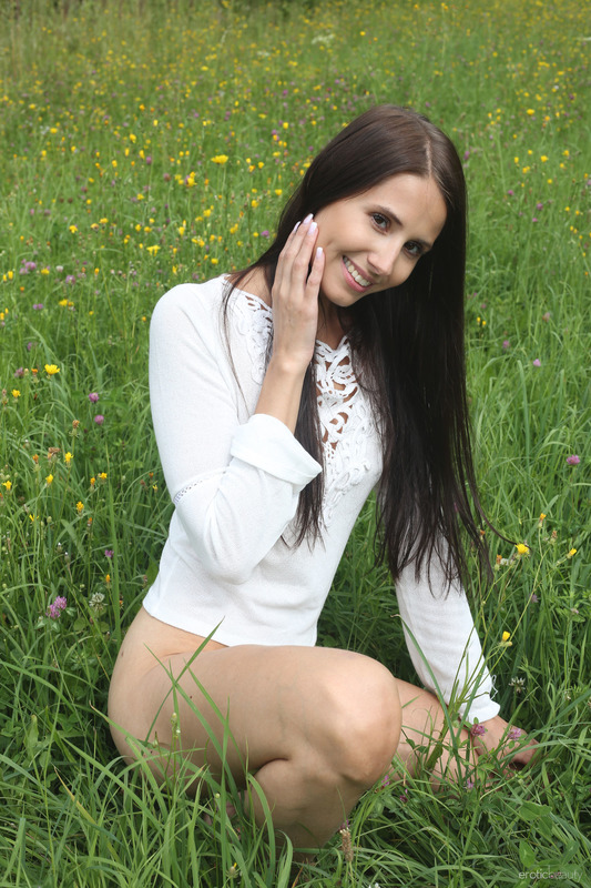 Presenting Vanessa Angel 1