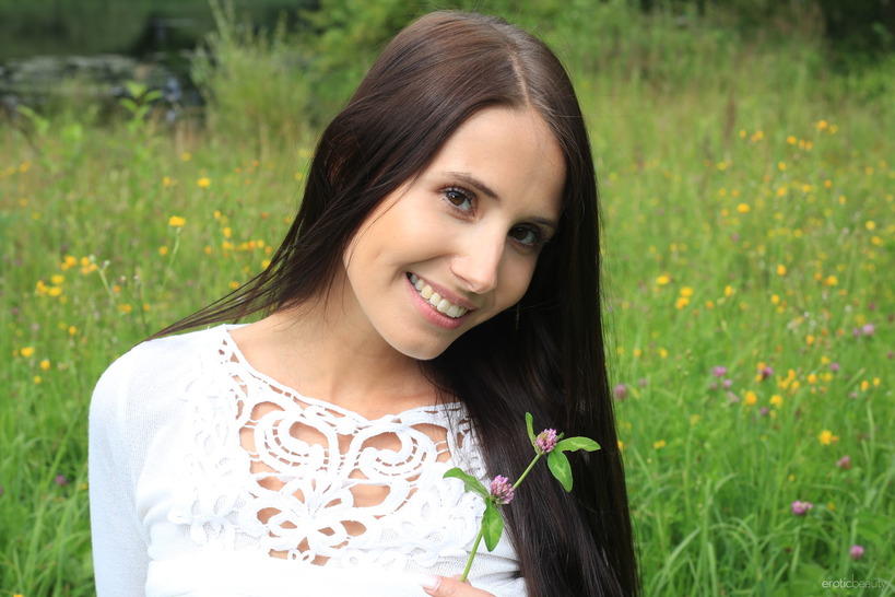 Presenting Vanessa Angel 4